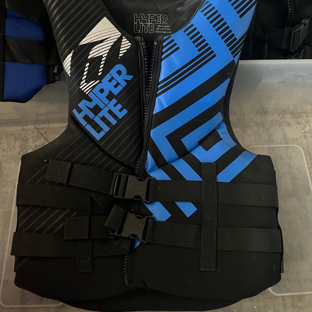 Hyperlite Men's Black and Blue Life Vest